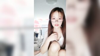 純白襯衫秘書裝配上白皙皮膚超誘人,忍不住來一發