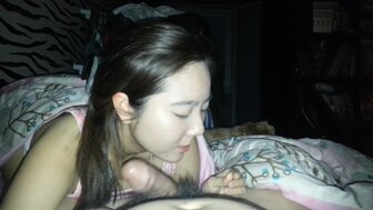 美女吃著男友肉棒時 小狗狗看見主人舔得很開心也一起來舔