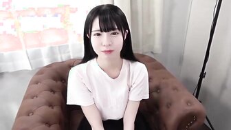 膚白爆乳嫩妹粉色白虎穴被大肉棒無套抽插內射