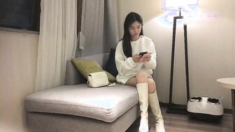 探花長腿美女大學生 撕破絲襪沙發上猛操