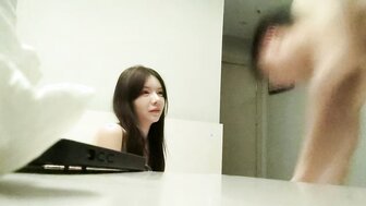 開房約炮偷拍視角有點差掰開雙腿舒服呻吟