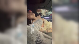 喝了酒的美腿正妹在車內發情搶著吃雞雞