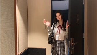 白晢清純校花被帶上狗鏈 甘願做金主爸爸的小母狗