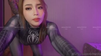 火辣蜘蛛俠晚上跑到我的床上偷吃肉棒 推倒狂操口爆爽翻天