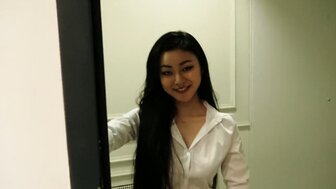 火辣美女上門 老婆充當攝影師洋腸把美女按在桌上猛插深喉