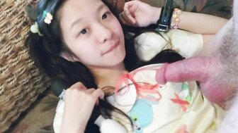 可愛小寶寶看著片子學做愛