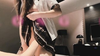 樣子清純JK口裡說不要 但非常投入把玩著雞巴[2]