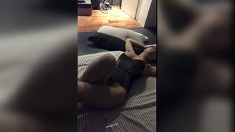 淫蕩御姐被年輕弟弟舔穴 騷氣迷樣快受不住的樣子