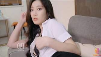 老闆妻子來檢查 騷秘書躲在桌下吃雞巴