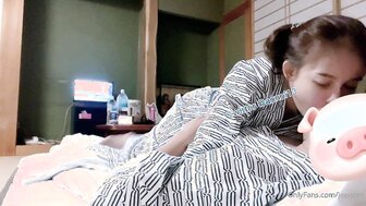 飢渴和服女友騎上來極度需要肉棒