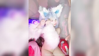 美女COSER用心吃著肉棒