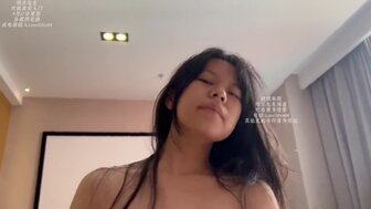 天然女學生女上騎乘一臉陶醉的樣子