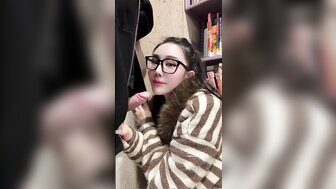 在圖書館發現一本超色的書 立即在圖書館跟著書本實習一下