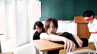 校花和男友下課後在課室做愛被老師發現