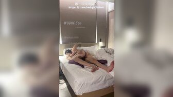 白晢苗條女孩格子裙黑絲做愛 還找來好閨蜜幫拍