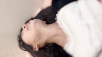 白嫩萌妹一雙晶瑩剔透的奶子跟隨著身體晃不停