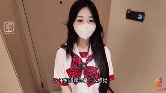 A naive and innocent student experiences dating practice with her senior.