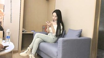 Can't endure the sexy babe's moaning