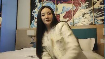 高顏值少婦好像太不滿足 軟掉了還想把小弟弄硬繼續