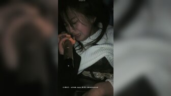 Pretty babe got squirt orgasm by fingering in KTV