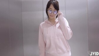 巨乳眼鏡娘被困升降機 悶熱脫衣慘遭猛插