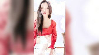 淫賤小騷貨找大位大叔3P猛幹自己 還要自摳小穴噴水