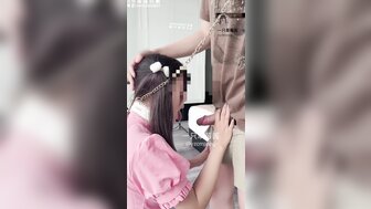 大奶性奴在她的男友旁調教她操她 越操越爽