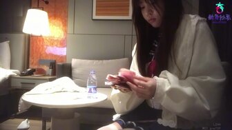 探花剛高中畢業的青春女孩皮膚白嫩有彈性 還有點害羞