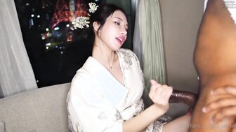 在東京鐵塔前穿著性感和服與黑人巨棒激情做愛初體驗