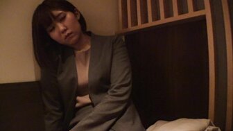 300MIUM814 OL cannot stop masturbation even though she is sleepy