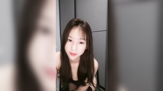 黑絲正妹隨著節奏自慰引來炮友來啪啪白漿直流