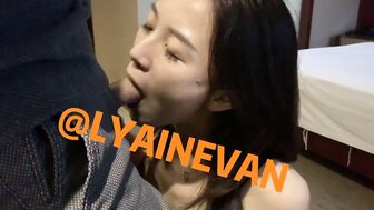 漂亮女友口交按著她的頭深喉狂插