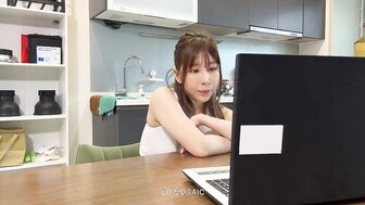 寂寞女生公共休息室網上上課耐不寂寞直播自慰起來 勾引同層室友