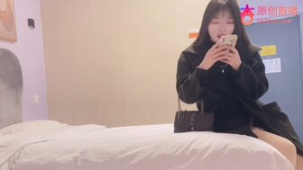 3000元約炮皮膚白晢愛名牌包包的學生 淫蕩肉體被操到白漿直流無套內射