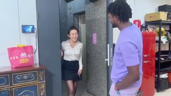 大奶OL看到黑色巨棒很想交流一下 被猛操快要受不住